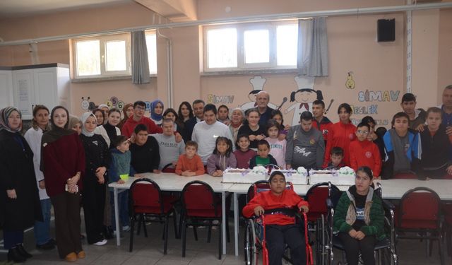 Özel öğrenciler Yeşim Akbaş'ın doğum gününü kutladı