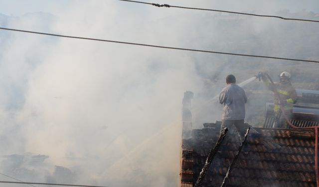 Manisa’da korkutan yangın: Bir ev kullanılamaz hale geldi