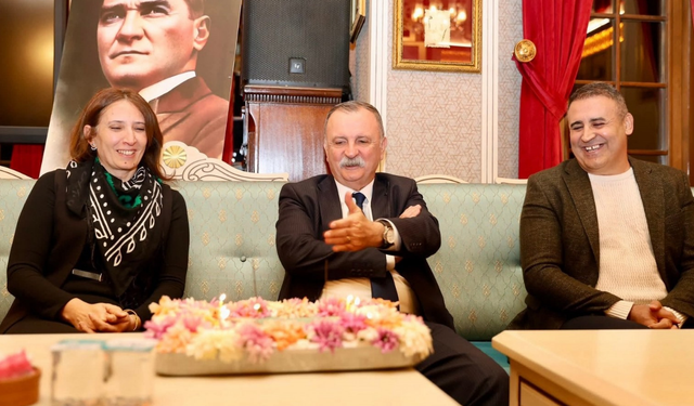 Başkan Balaban'a Yunusemre Belediyespor'dan sürpriz kutlama