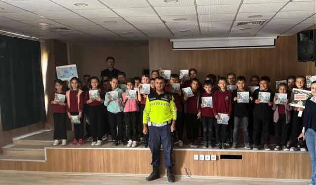 Manisa'nın Sarıgöl ilçesinde öğrencilere trafik eğitimi verildi