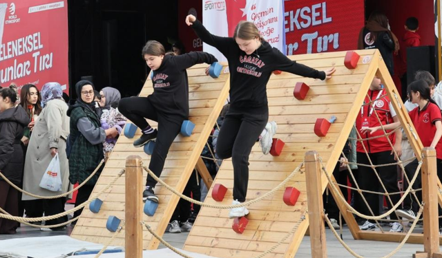 Geleneksel oyunlar tırı Manisa’yı şenlendirdi