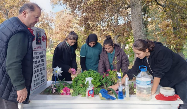 Öğrenciler, şehit öğretmenlerini kabirlerinde andı