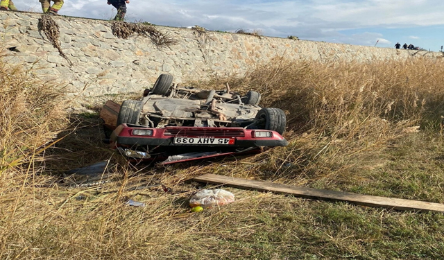 Salihli-Alaşehir yolunda otomobil devrildi: 5 yaralı