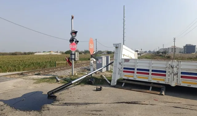 Manisa’da facianın eşiğinden dönüldü: Tren kamyonete çarptı