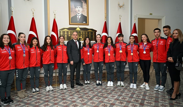 Manisa'nın aerobik cimnastik şampiyonları Vali Özkan'ı ziyaret etti
