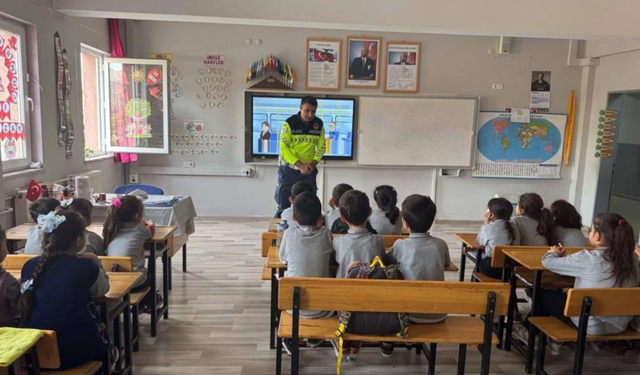 Sarıgöl’de jandarma, öğrencilere trafik bilinci aşıladı