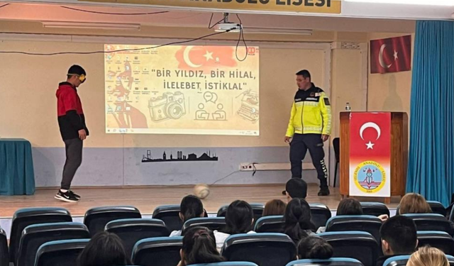 Selendi’de öğrenciler trafik kurallarıyla tanıştı