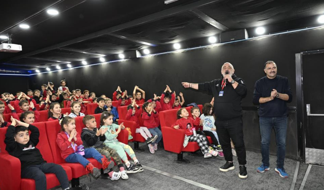 Demirci’de gezen sinema tırı çocuklara sinema keyfi yaşattı