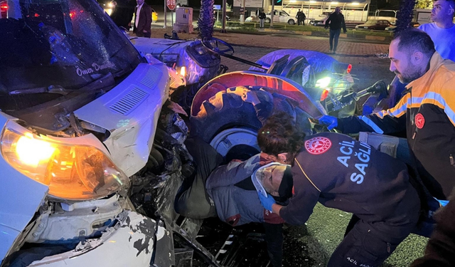 Ters yöne giden traktörle çekici çarpıştı: 4 yaralı