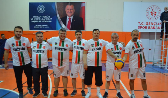 Atatürk İlkokulu öğretmenleri voleybol şampiyonluğunu Gazze’ye armağan etti