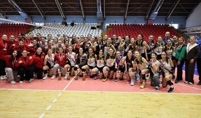 Manisa'da  okul sporları voleybol il birinciliği tamamlandı
