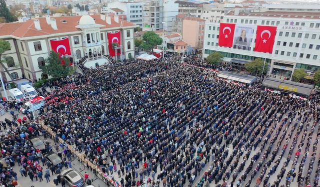 Manisa, ilk kadın başkanını çiçeklerle son yolculuğuna uğurladı