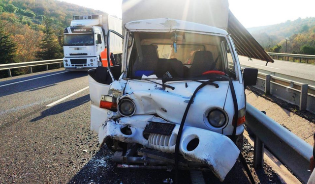 Kırkağaç’ta kamyonet ile tır çarpıştı: 1 yaralı