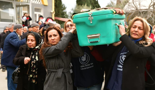 Eşi tarafından katledilen kadının tabutunu kadınlar taşıdı