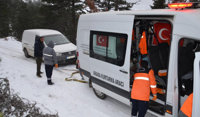Kar, Demirci’de avcıları yolda bıraktı: 3 kişi kurtarıldı