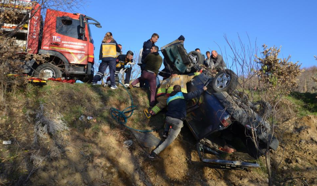 Demirci’de şarampole devrilen otomobilin sürücüsü yaralandı