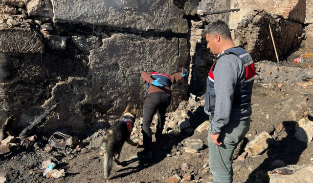 Gördes’te gece yarısı yangın faciası: 1 ölü, 2 yaralı