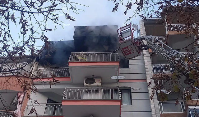 Manisa'da apartman yangını! 2 kişi dumandan etkilendi