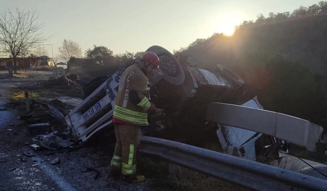 Manisa’da devrilen tırda 1 kişi yaralandı