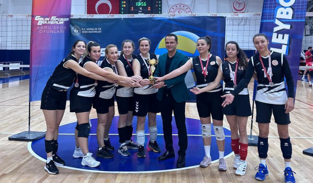 Manisa'nın kadın voleybolcuları Türkiye ikincisi oldu