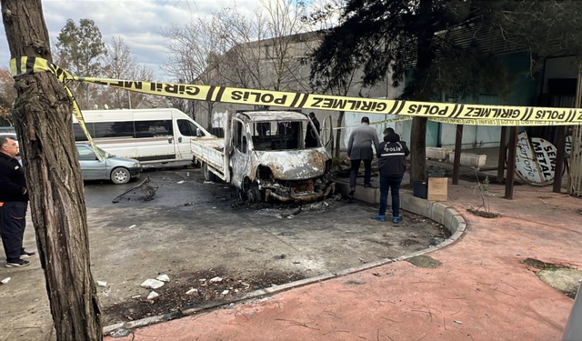 Manisa'da gece faciası: Evsiz adam yanarak can verdi