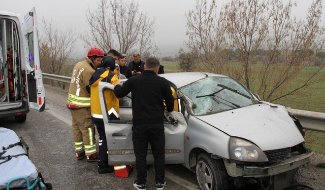 Kula’da otomobil refüje çarptı: 1 ölü, 1 yaralı