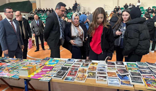 Sarıgöl'de ilk kez  düzenlenen 1. Kitap Günleri'ne vatandaşlardan büyük ilgi