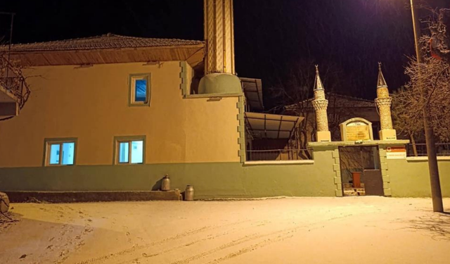 Selendi’nin yüksek kesimlerine sezonun ilk karı düştü