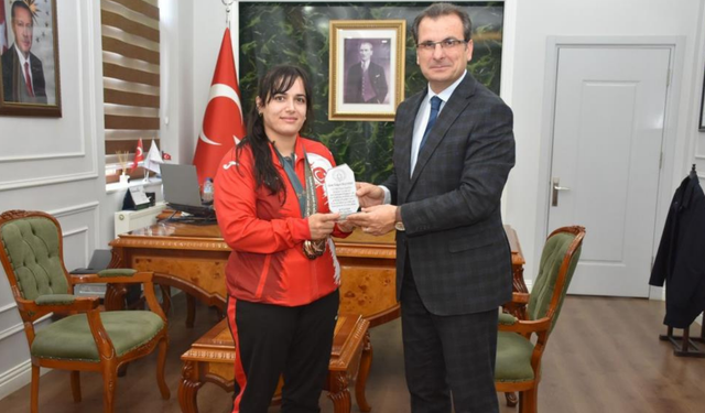 Kaymakam Güldoğan’dan Tokyo derecesine plaket