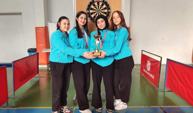 Salihli’nin gençleri dartta il üçüncüsü oldu