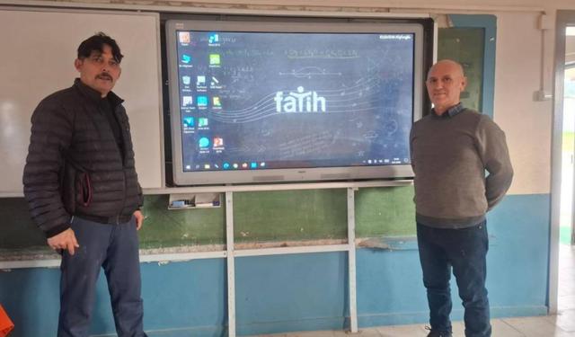 Sarıgöl’de eğitimde dijital dönüşüm: Okullara akıllı tahta kuruldu