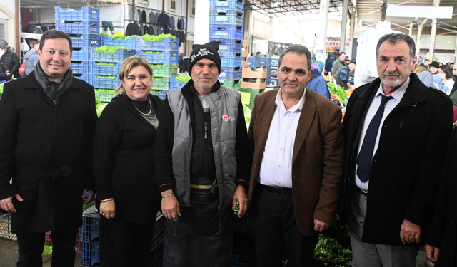 Büyükşehir'den Çarşamba Pazarı esnafına eldiven ve bere desteği