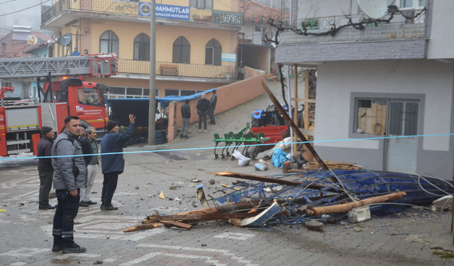 Demirci'de şiddetli fırtına cami minaresini yıktı