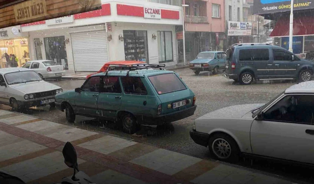 Manisa'da dolu yağışı ilçede yaşamı olumsuz etkiledi