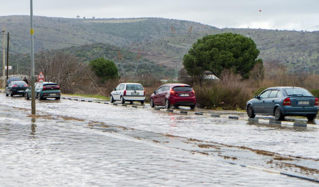 Manisa'da sağanak trafiği felç etti: Cadde ve sokaklar göle döndü