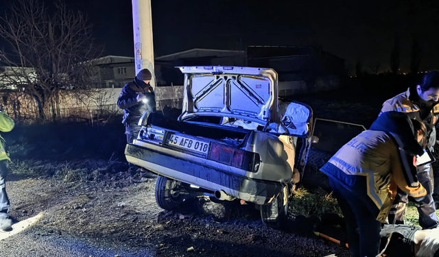 Salihli’de otomobil elektrik direğine çarptı: 1 ölü, 2 yaralı