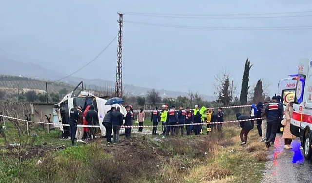 Üzüm bağında can pazarı: Sağlık çalışanlarını taşıyan servis yağışta savruldu, 1 ölü, 25 yaralı