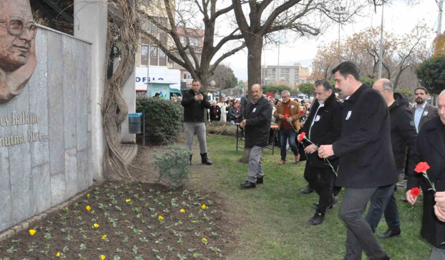 Salihli’de Uğur Mumcu karanfillerle anıldı