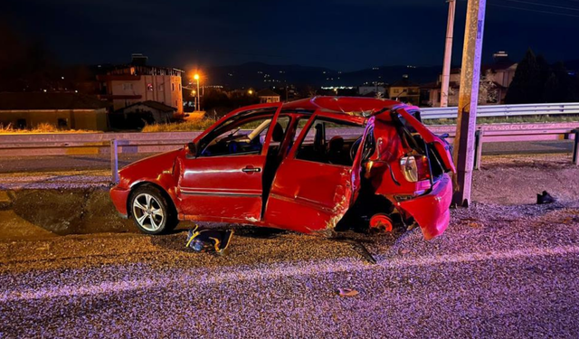 Sarıgöl’de otomobil elektrik direğine çarptı: 2 ölü, 1 ağır yaralı