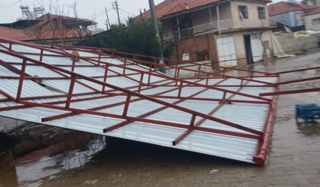 Sarıgöl'de kuvvetli fırtına pazaryerine ve direklere zarar verdi