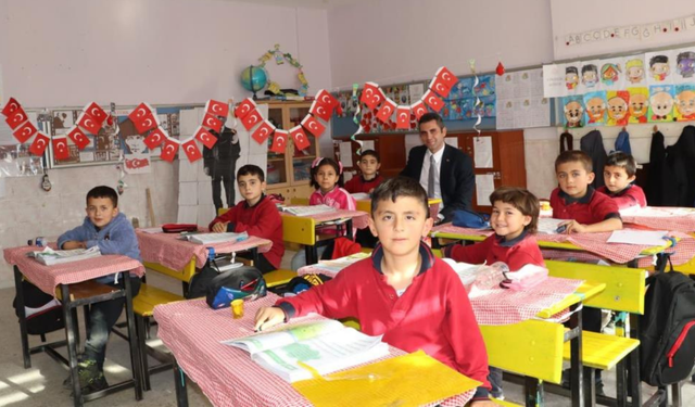 Selendi Kaymakam'ı Yıldız Çamlıca İlköğretim Okulu'nda öğrencilerle ders işledi