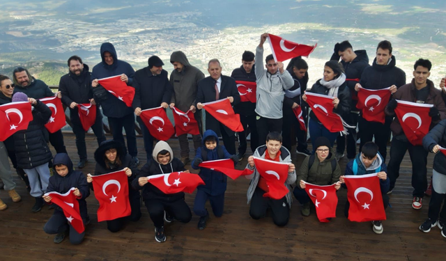 Spil Dağı zirvesinde Türk Bayrağı ile İstiklal Marşı coşkusu