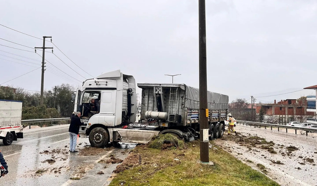 Manisa'daki sağanak kaza getirdi: Tır orta refüje çıktı