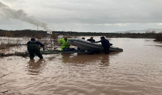 Gürdük Çayı’nda mahsur kalan 9 köpek yavrusu kurtarıldı