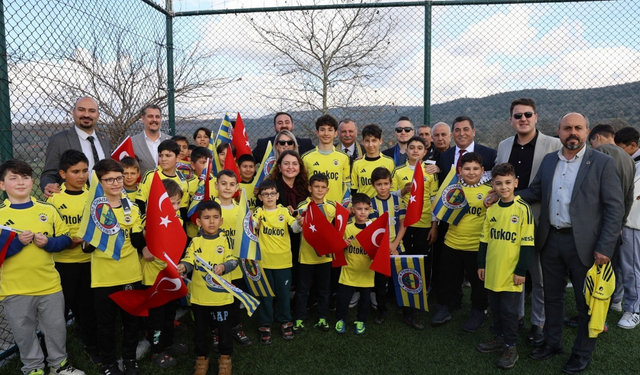 Yunusemre’de Başkan Balaban Fenerbahçeli çocuklarla buluştu