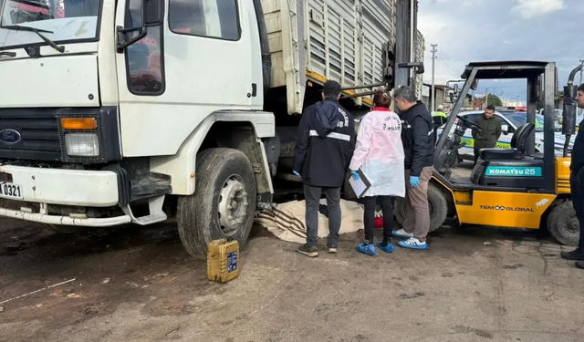 Feci kaza: Kamyon damperinin altında can verdiler