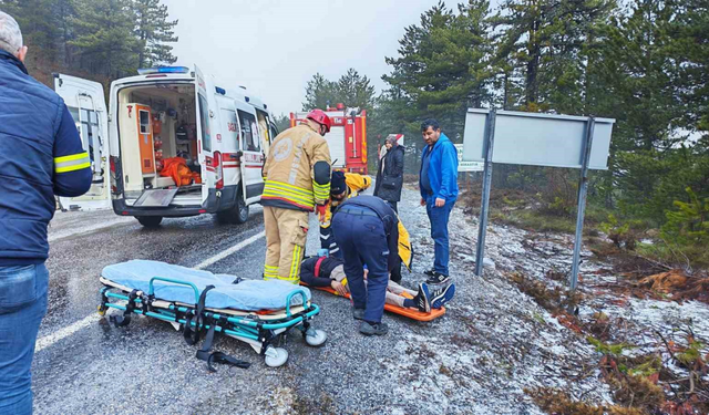 Demirci'de trafik kazası: 2 yaralı