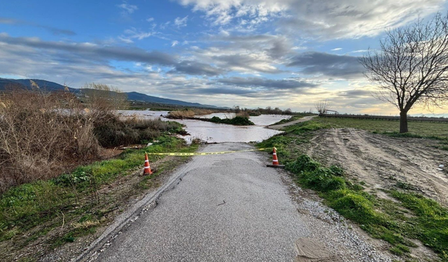 Gediz Nehri taştı, Turgutlu’daki köprü sular altında kaldı