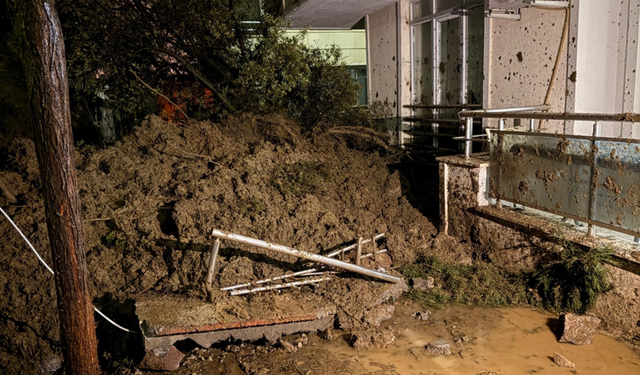 Turgutlu’da sağanak yağış heyelana neden oldu: Bir sitenin istinat duvarı çöktü