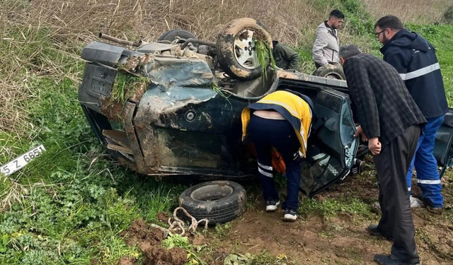 Salihli–Alaşehir yolunda otomobil tarlaya uçtu: 2 yaralı